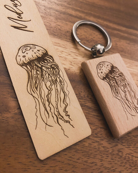 Marque page ou porte cl&eacute; (reproduction de mon dessin par gravure laser) : disponible : 5� pi&egrave;ce ( possibilit&eacute; de le personnaliser avec pr&eacute;nom : 10� )