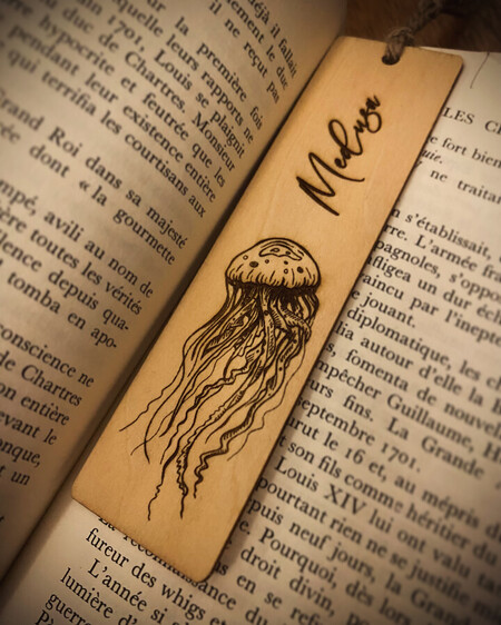Marque page Medusa (reproduction de mon dessin par gravure laser) : disponible : 5� pi&egrave;ce ( possibilit&eacute; de le personnaliser avec pr&eacute;nom : 10� )